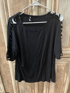 Cable & Gauge Black Cold-Shoulder Short Sleeve Tee with Ladder Sleeve Detail